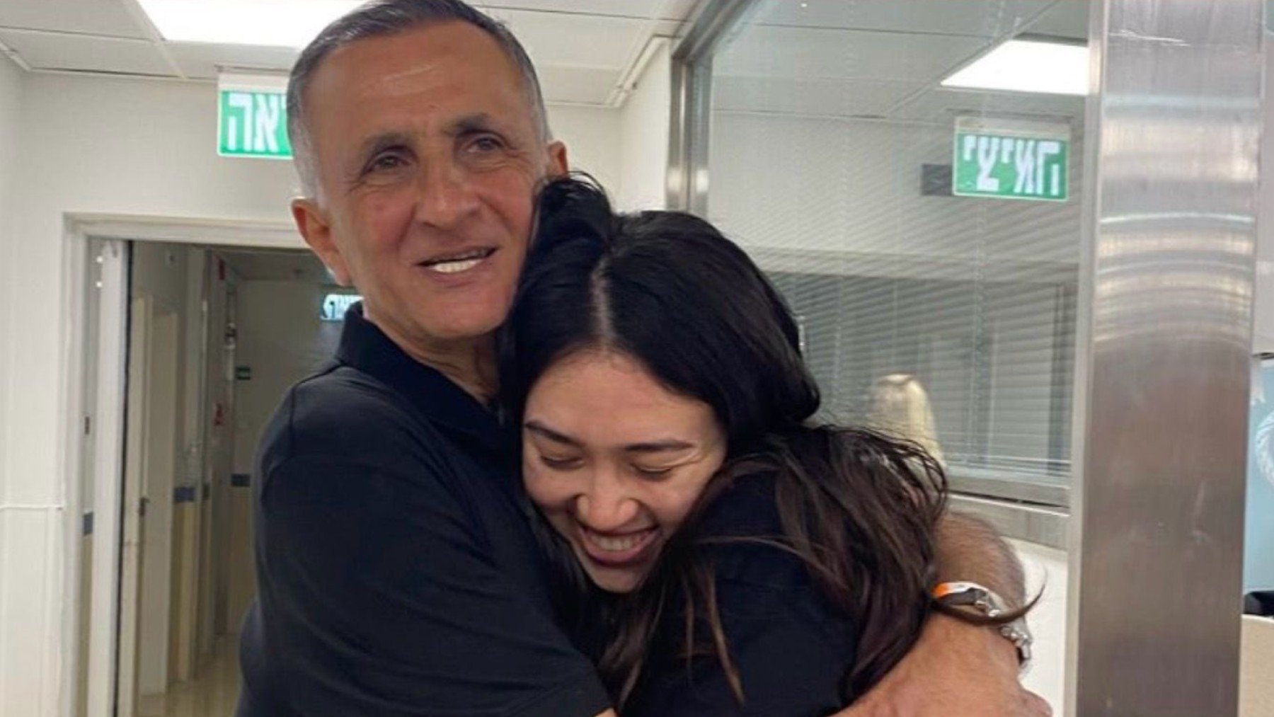 Noa Argamani con su padre tras ser rescatada por las fuerzas de Israel.