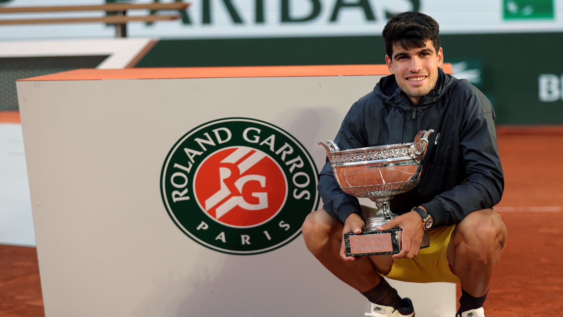 Carlos Alcaraz posa con el trofeo de campeón de Roland Garros. (EFE)