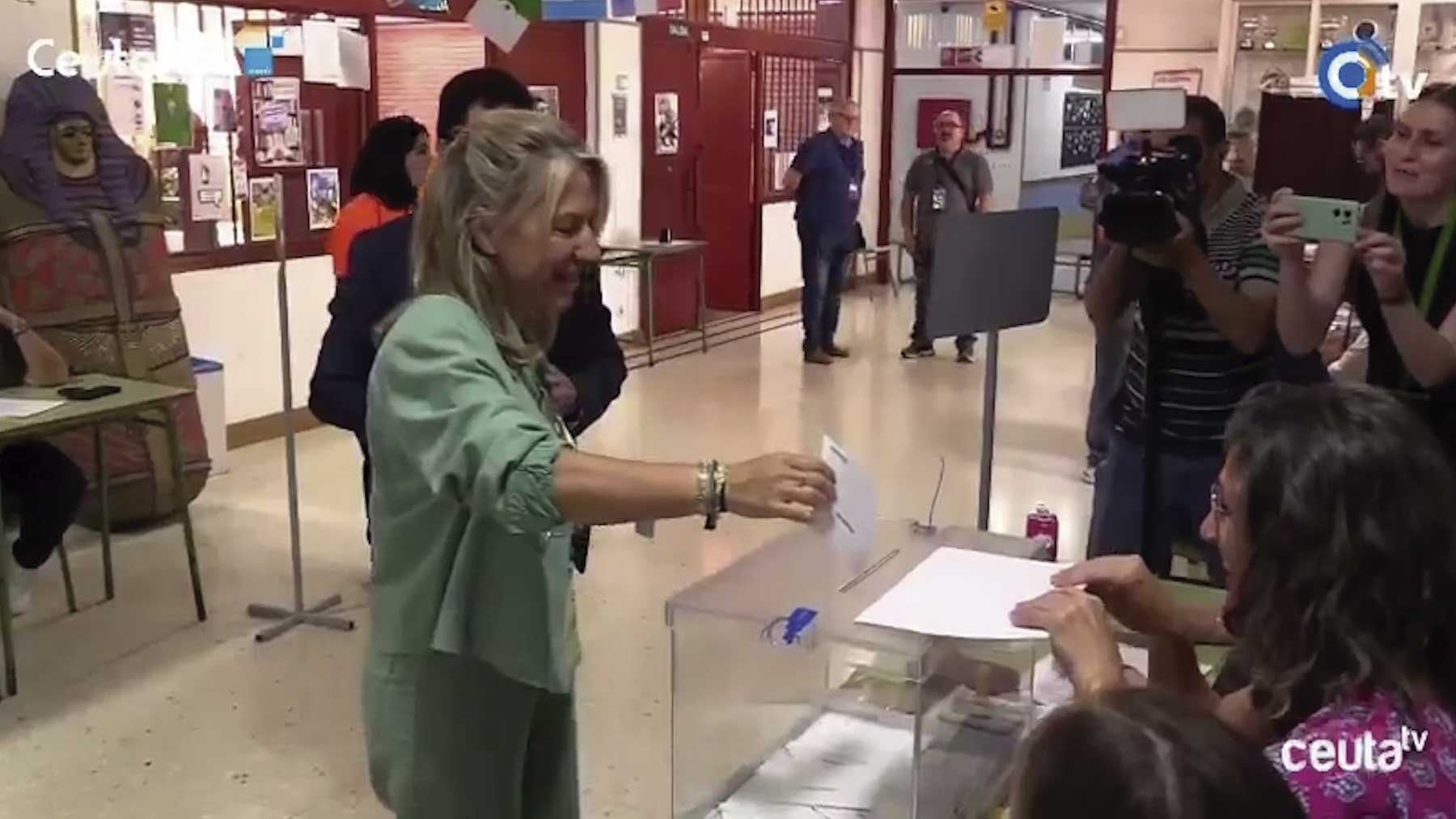 Ana García (Vox) vota en Ceuta.