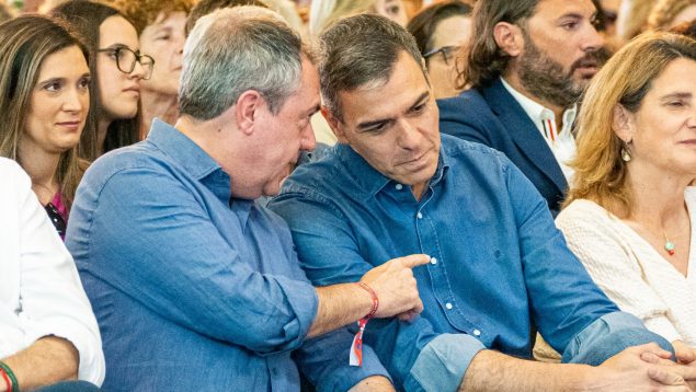 Pedro Sánchez y Juan Espadas en un acto de campaña electoral en Sevilla. (Foto: EP)
