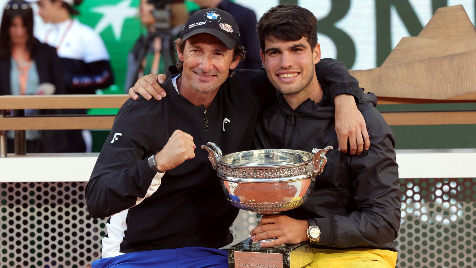 Juan Carlos Ferrero y Carlos Alcaraz, con el título de campeón de Roland Garros. (EFE)