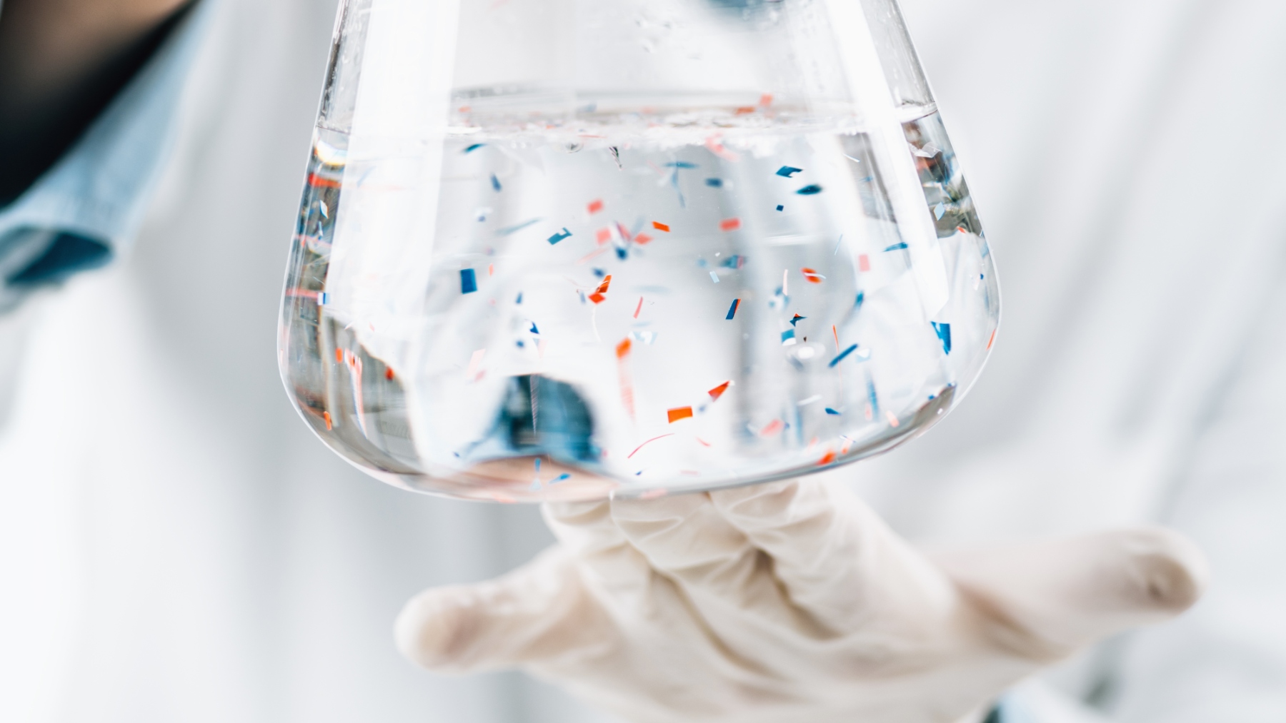 Análisis de microplásticos en un laboratorio