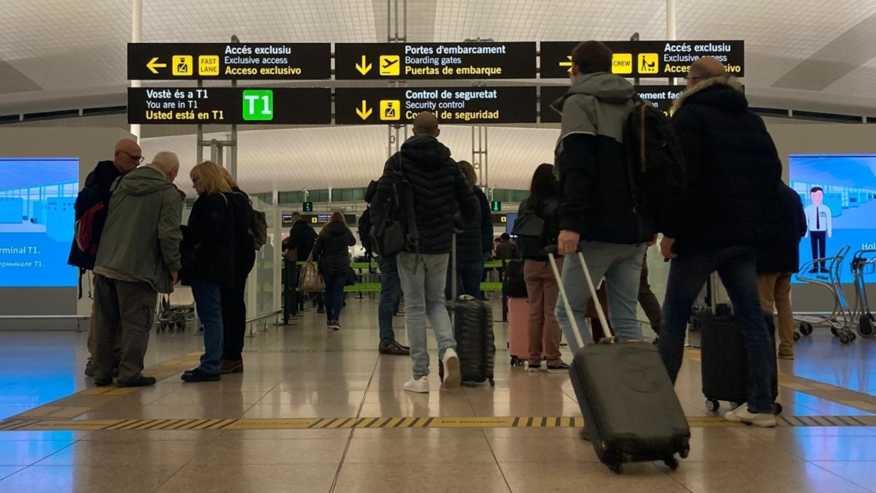 Turistas en el aeropuerto de El Prat. (Foto: Ep)