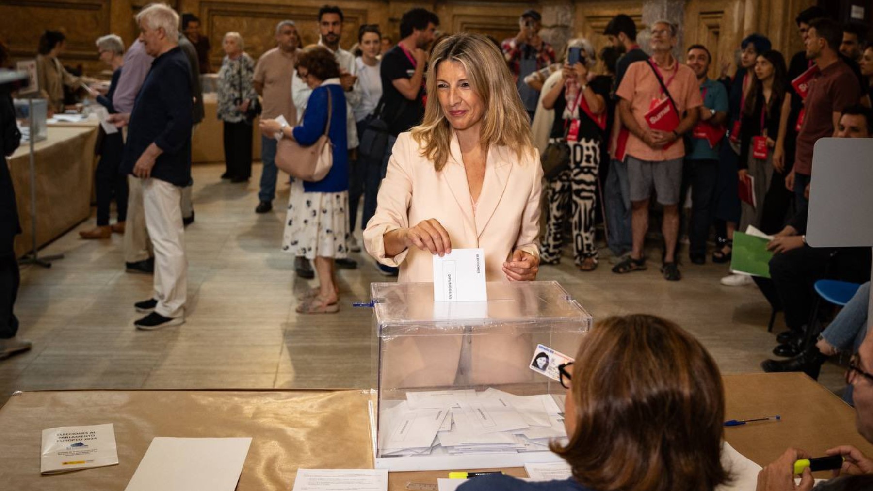 Yolanda Díaz vota en las elecciones europeas.