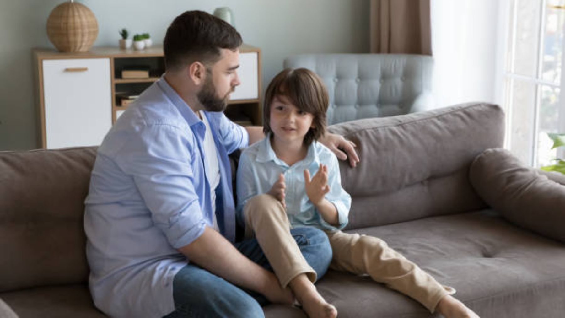 Padre hablando con su hijo.