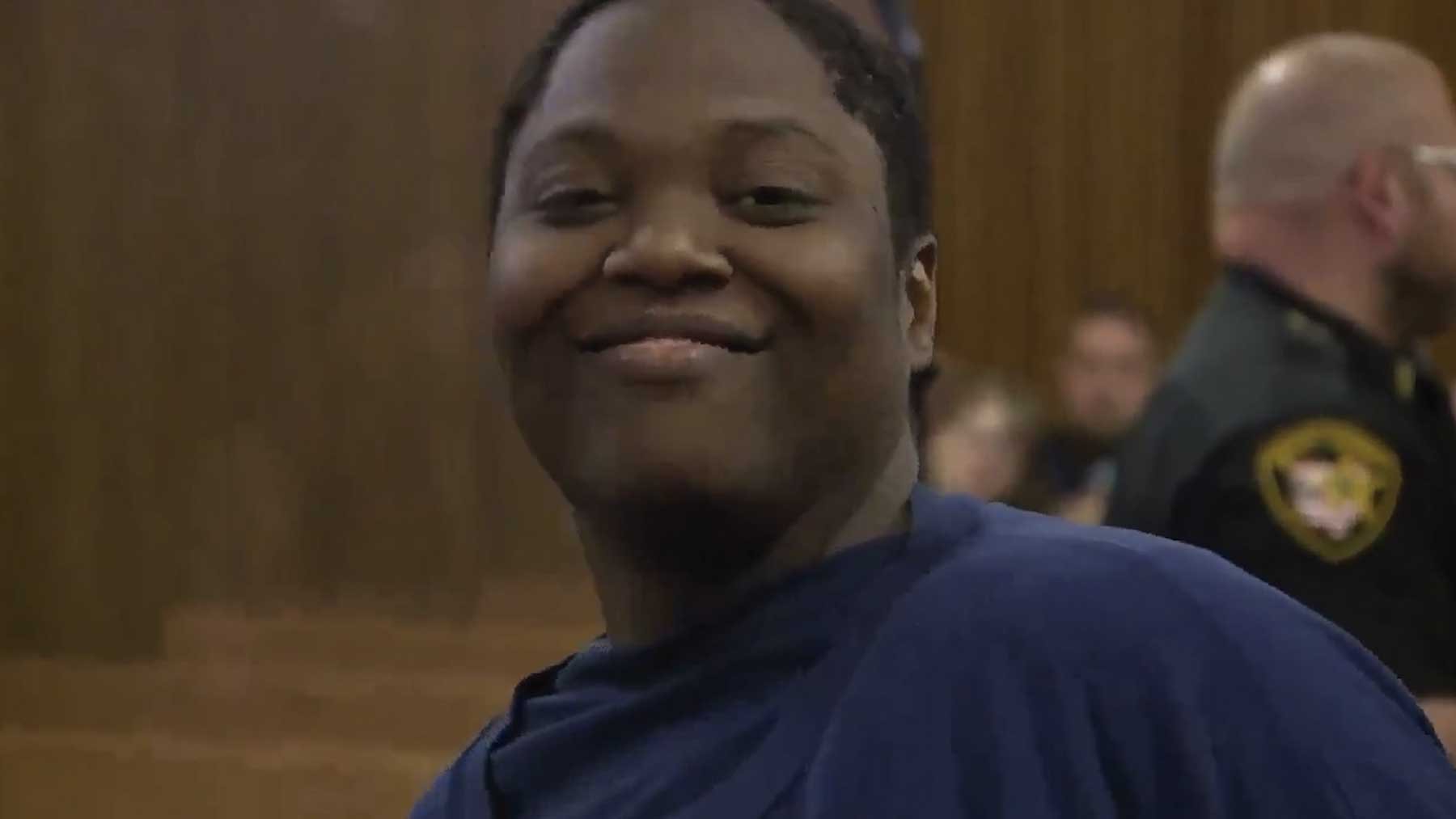 Bionca Ellis sonriendo a cámara durante el juicio por el asesinato del menor.