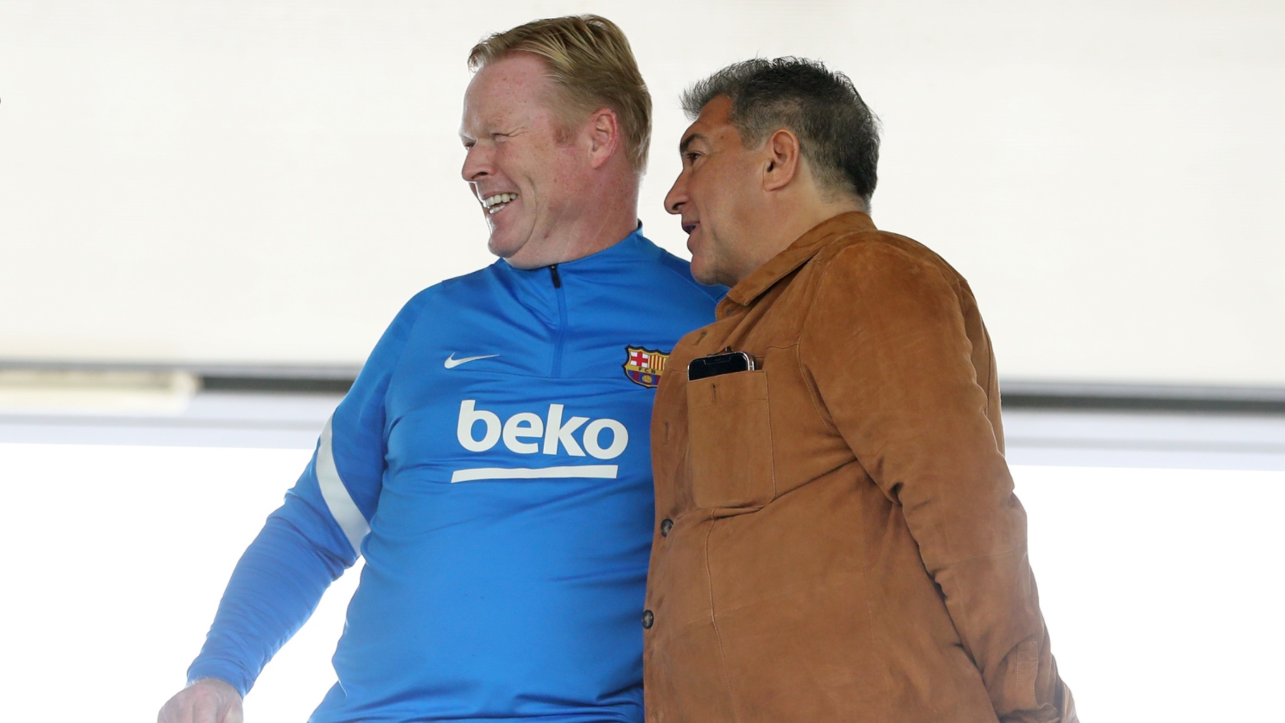 Ronald Koeman, junto a Joan Laporta, en su etapa en el Barça. (EP)