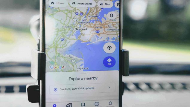 La app de Google Maps en un móvil en un coche.