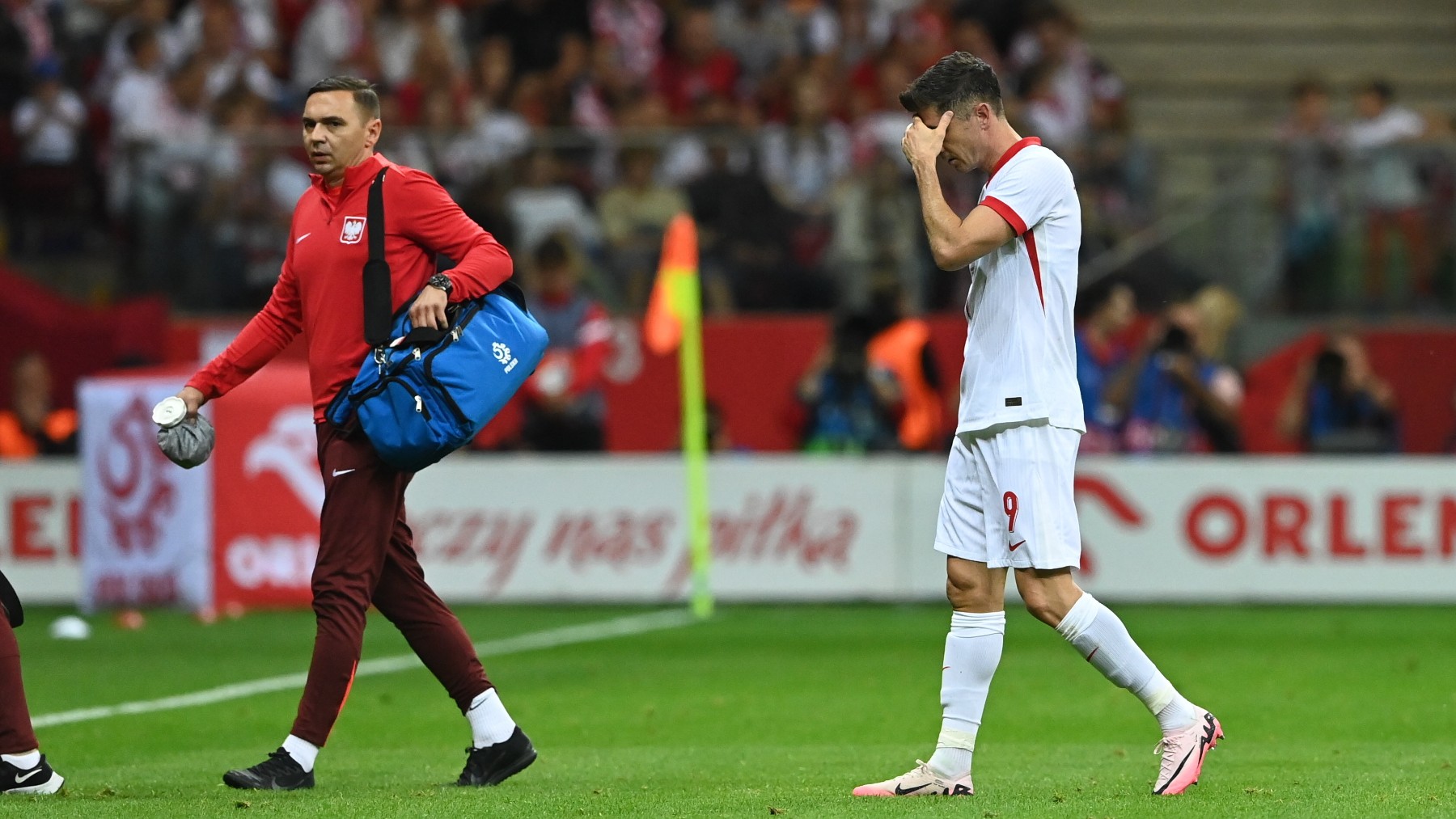 Lewandowski se tuvo que retirar lesionado ante Turquía. (EFE)