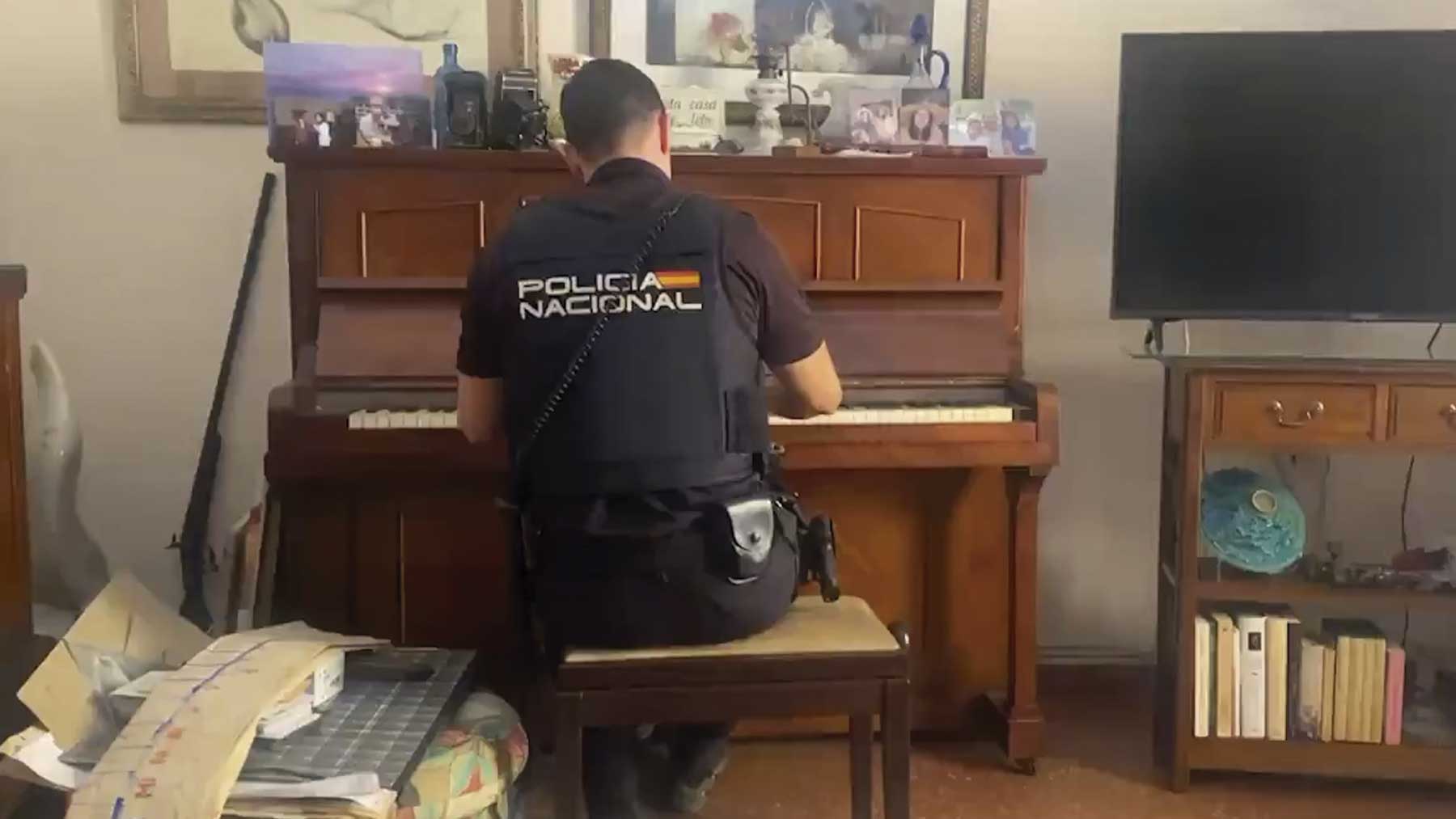El policía al piano.