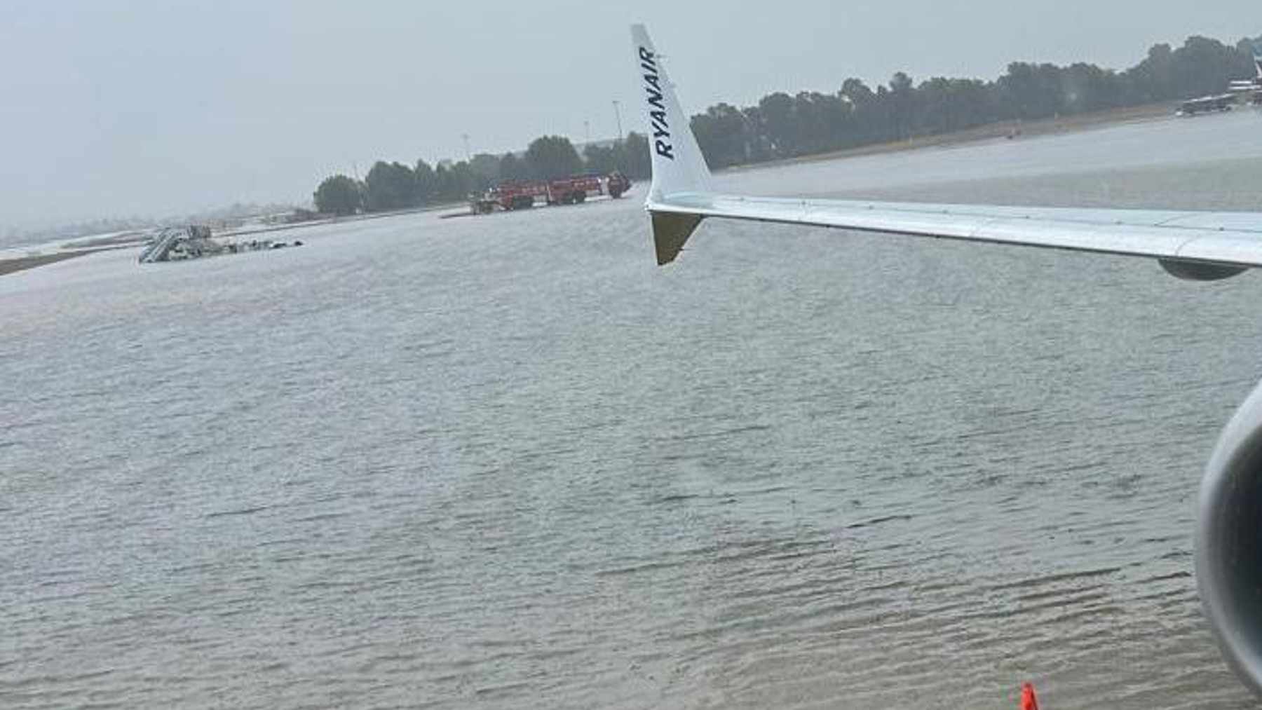 Estado en el que han quedado las pistas del aeropuerto de Son Sant Joan.