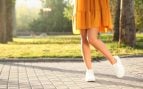 Las zapatillas blancas de lona estilo años 90 están de vuelta, finas y minimalistas, la tendencia de moda para la primavera-verano de 2026