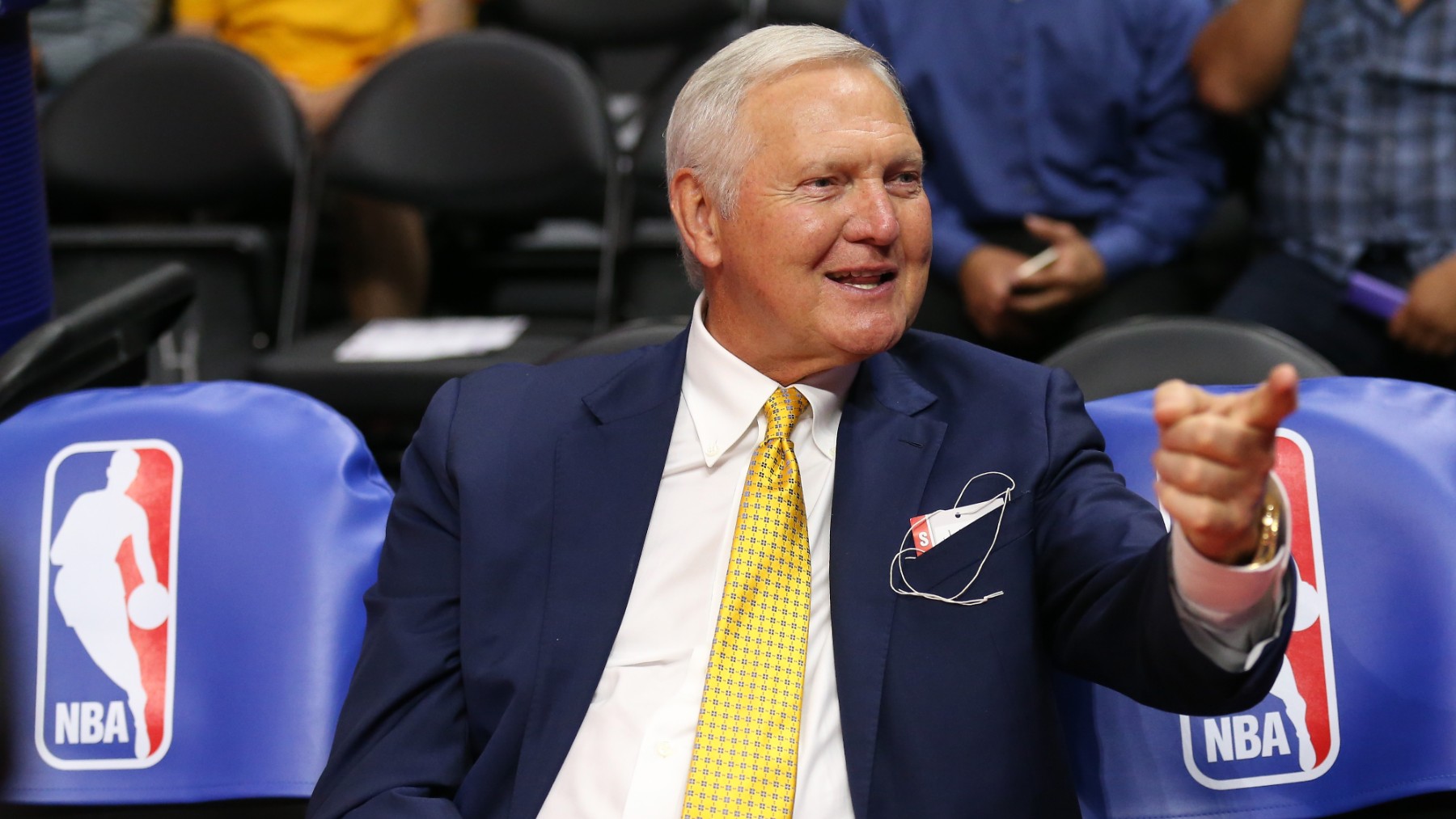 Jerry West, rodeado de logos de la NBA. (Getty)