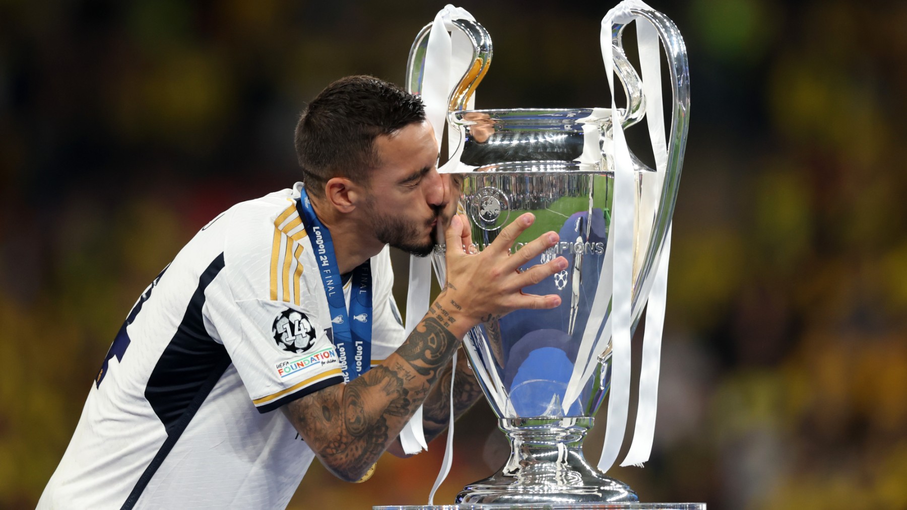 Joselu besa el trofeo de la Champions League. (Getty)