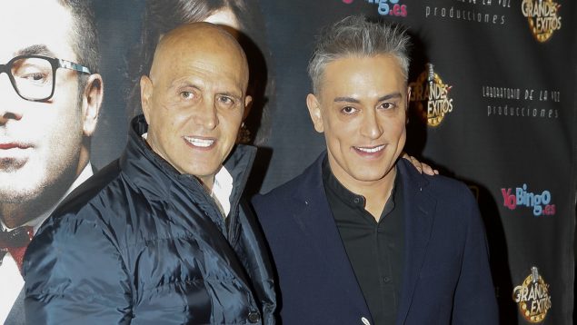 Kiko Hernández y Kiko Matamoros en un evento, los dos abrzazándose