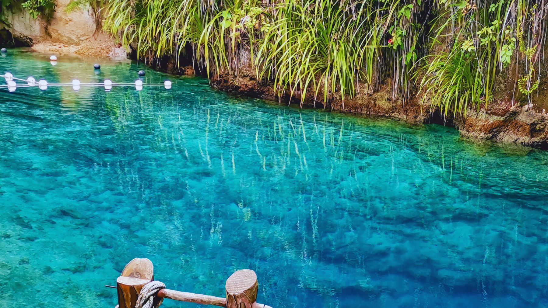 Poza de aguas cristalinas.