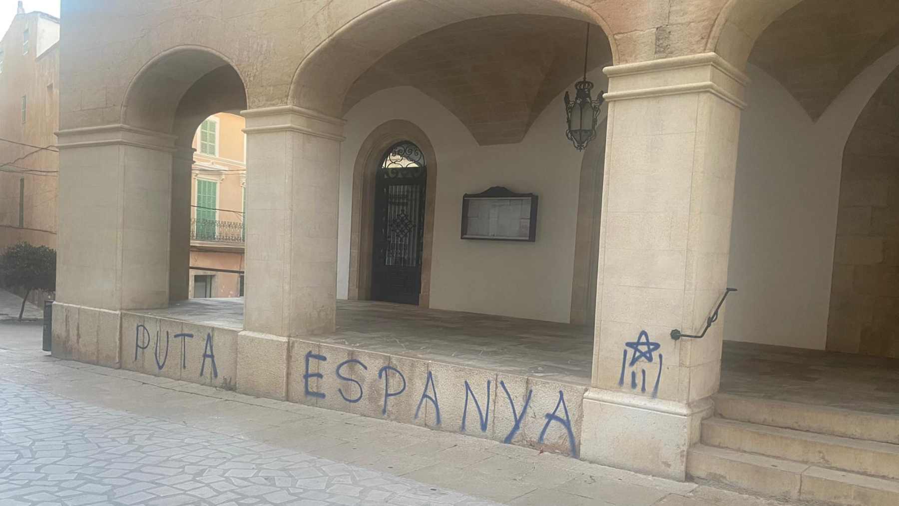 Imagen de la pintada vandálica en la fachada del Ayuntamiento de Felanitx.