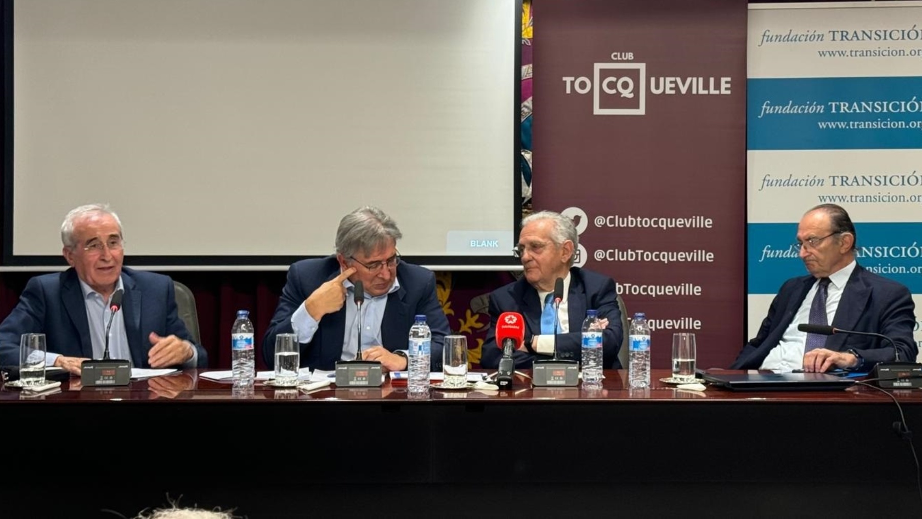 Virgilio Zapatero y Arias-Salgado en la conferencia ‘La ruptura del pacto constitucional’. (Foto: Europa Press)