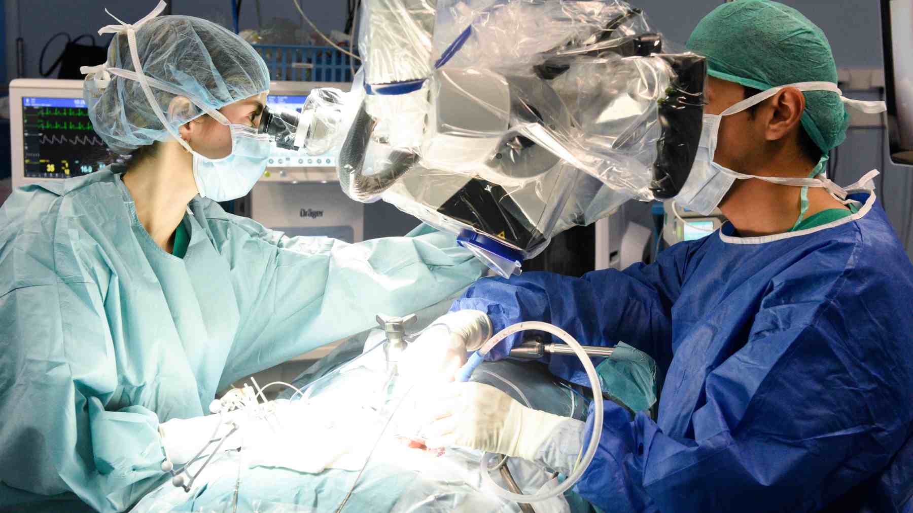 La Dra. Ylenia M. Conde y Dr. Alexis Palpan, neurocirujano y coordinador del proyecto Brainlab.