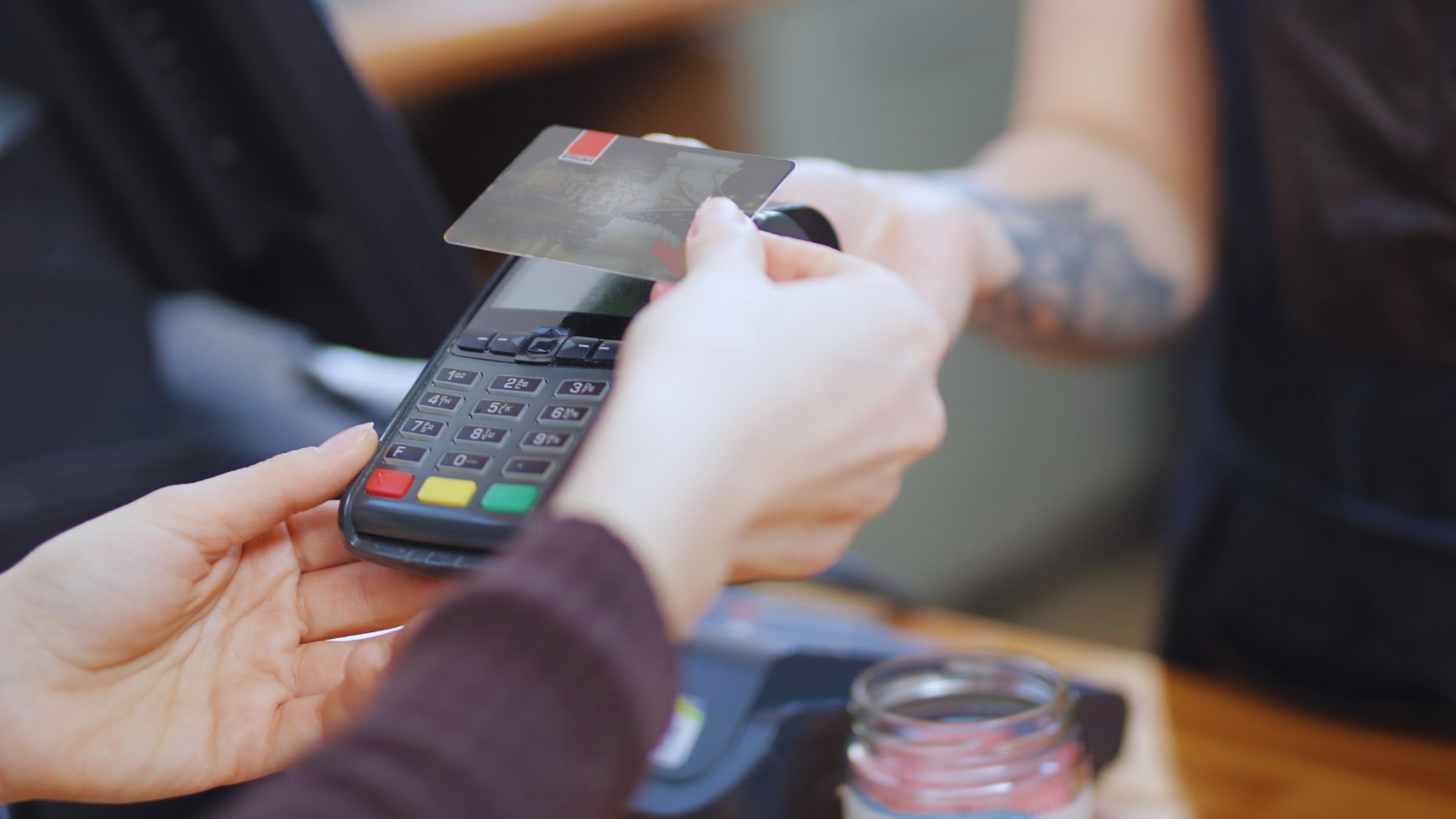 Una persona pagando con la tarjeta de crédito.