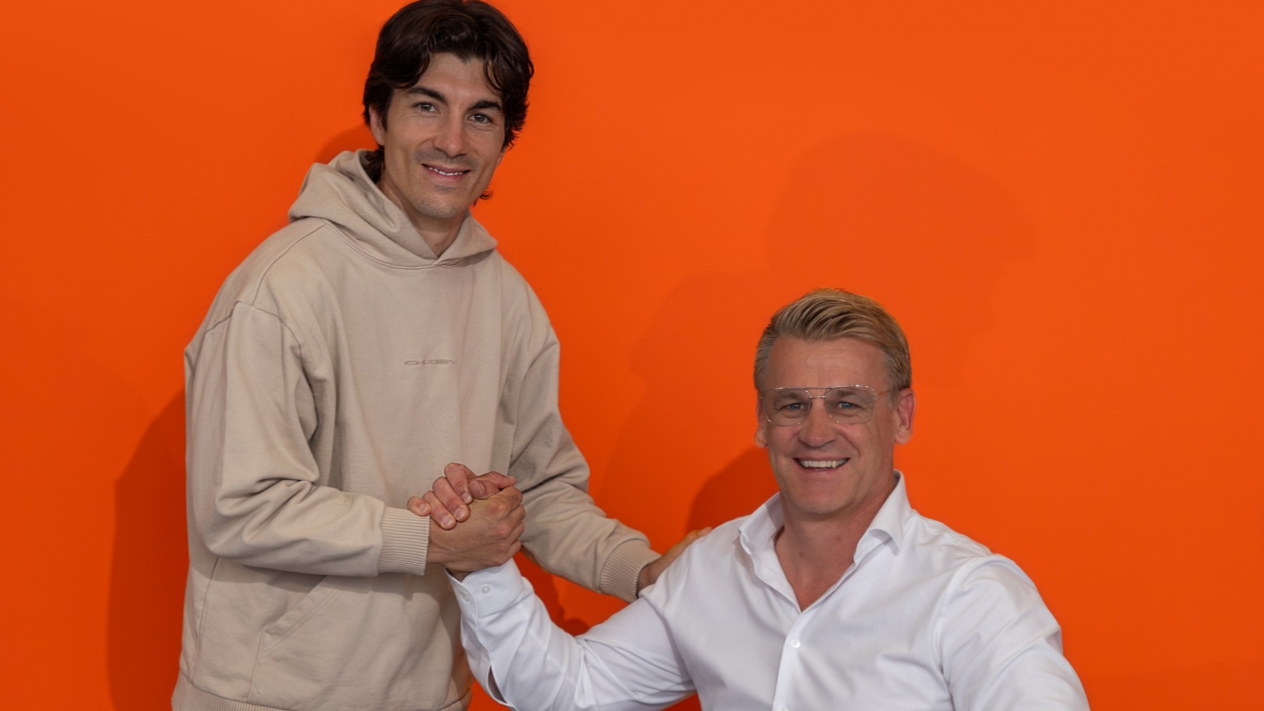 Maverick Viñales posa junto a PIt  Beirer, director de KTM Motorports, tras su fichaje. (KTM)