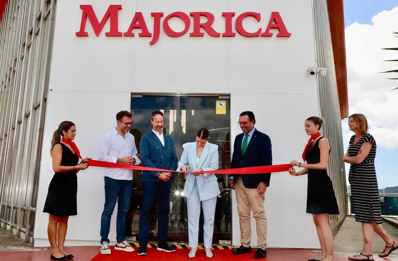 Marga Prohens, durante la inauguración de la renovada tienda de Majorica en Manacor.