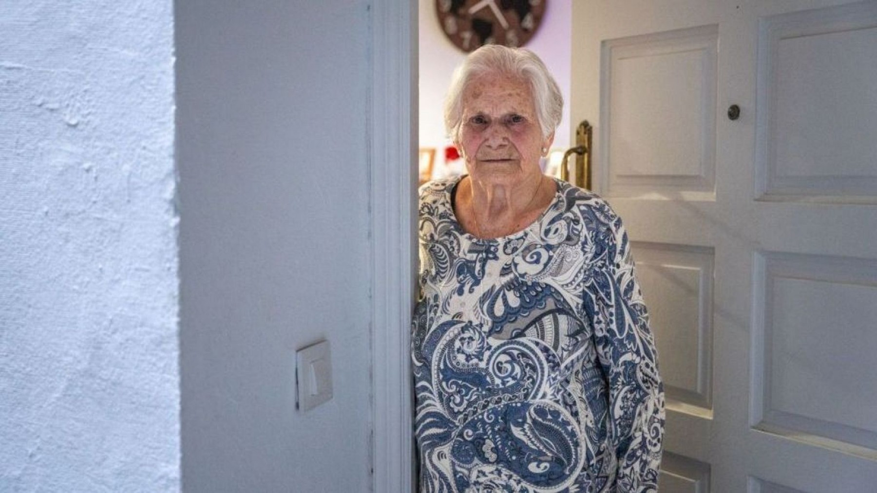 Imagen de María Muñoz, de 88 años, en su vivienda de la que iba a ser desahuciada. (adoptaunabuelo.org)