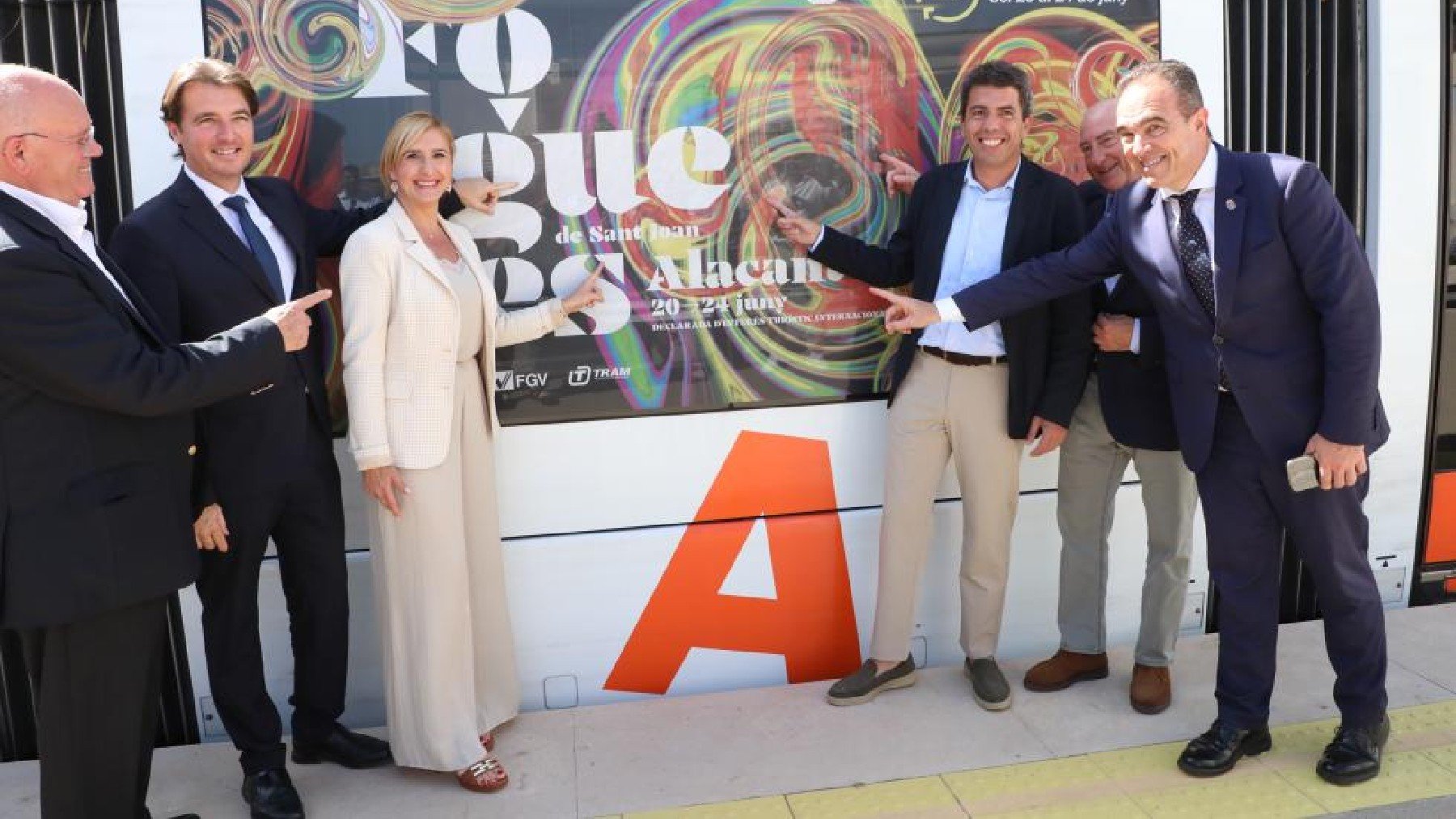 Carlos Mazón, con Salomé Pradas y Antonio Peral, entre otros, junto a un tranvía, este viernes, en Alicante.