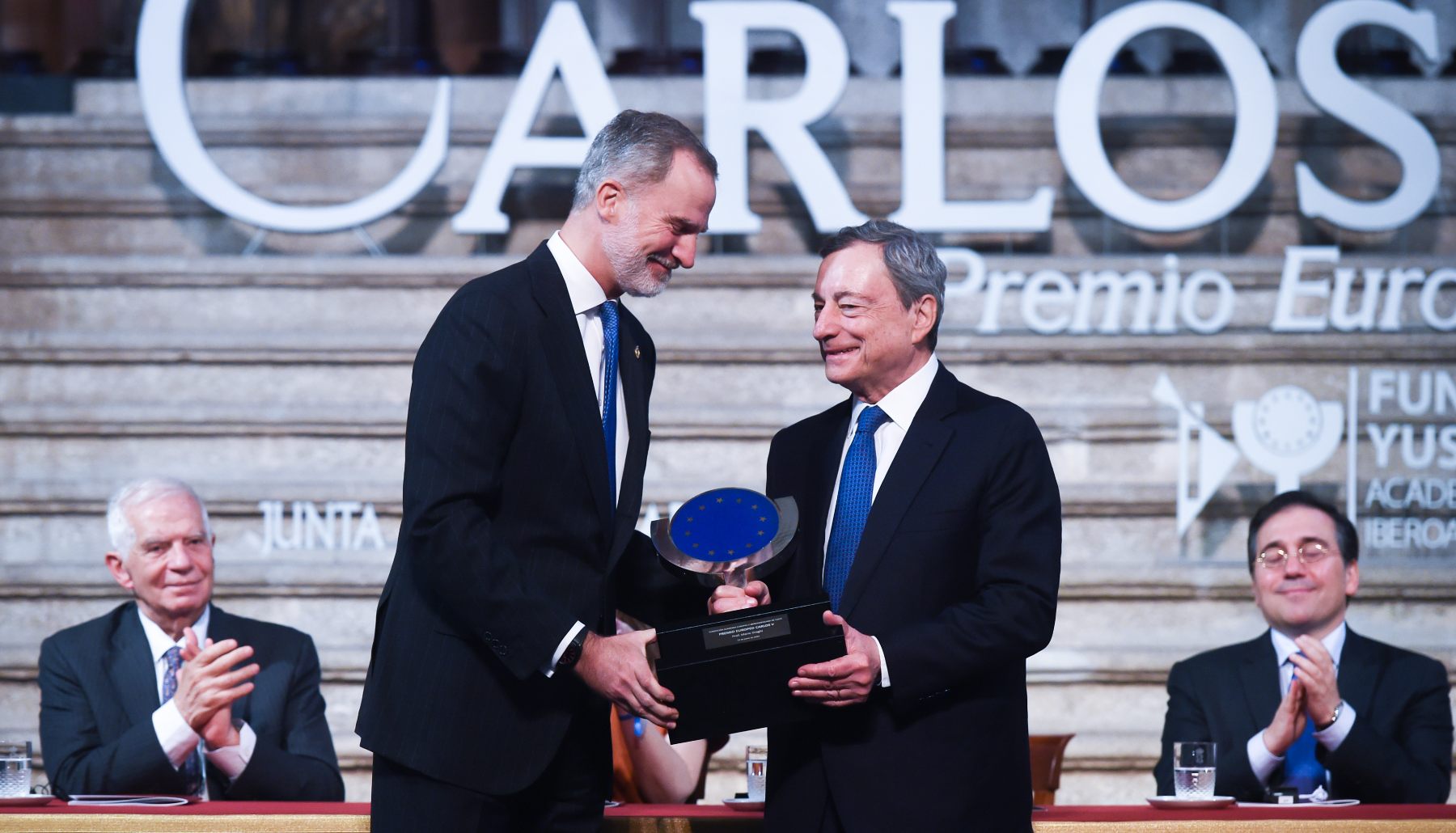 El Rey Felipe VI entrega el «Premio Europeo Carlos V»  a Mario Draghii