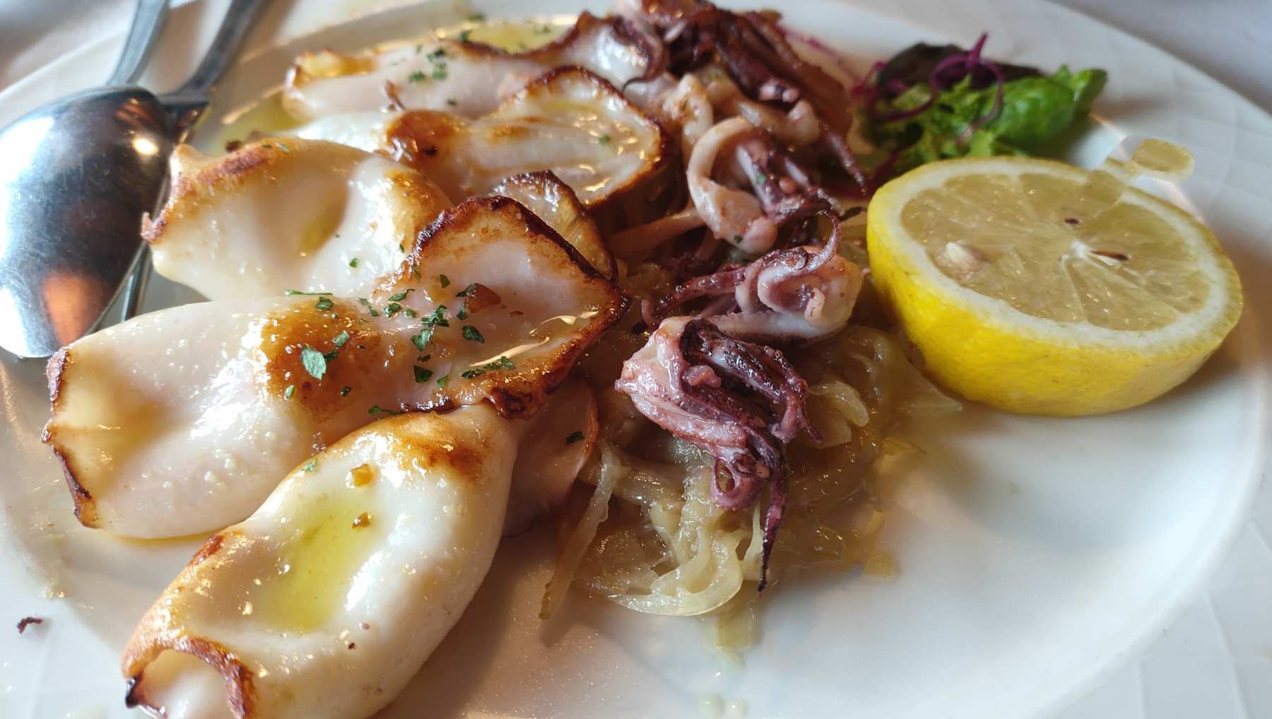 Calamares a la plancha con salsa tártara.