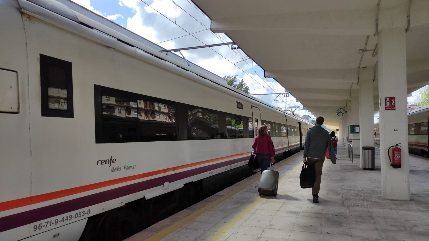 Un tren de Renfe en una estación. (EP)