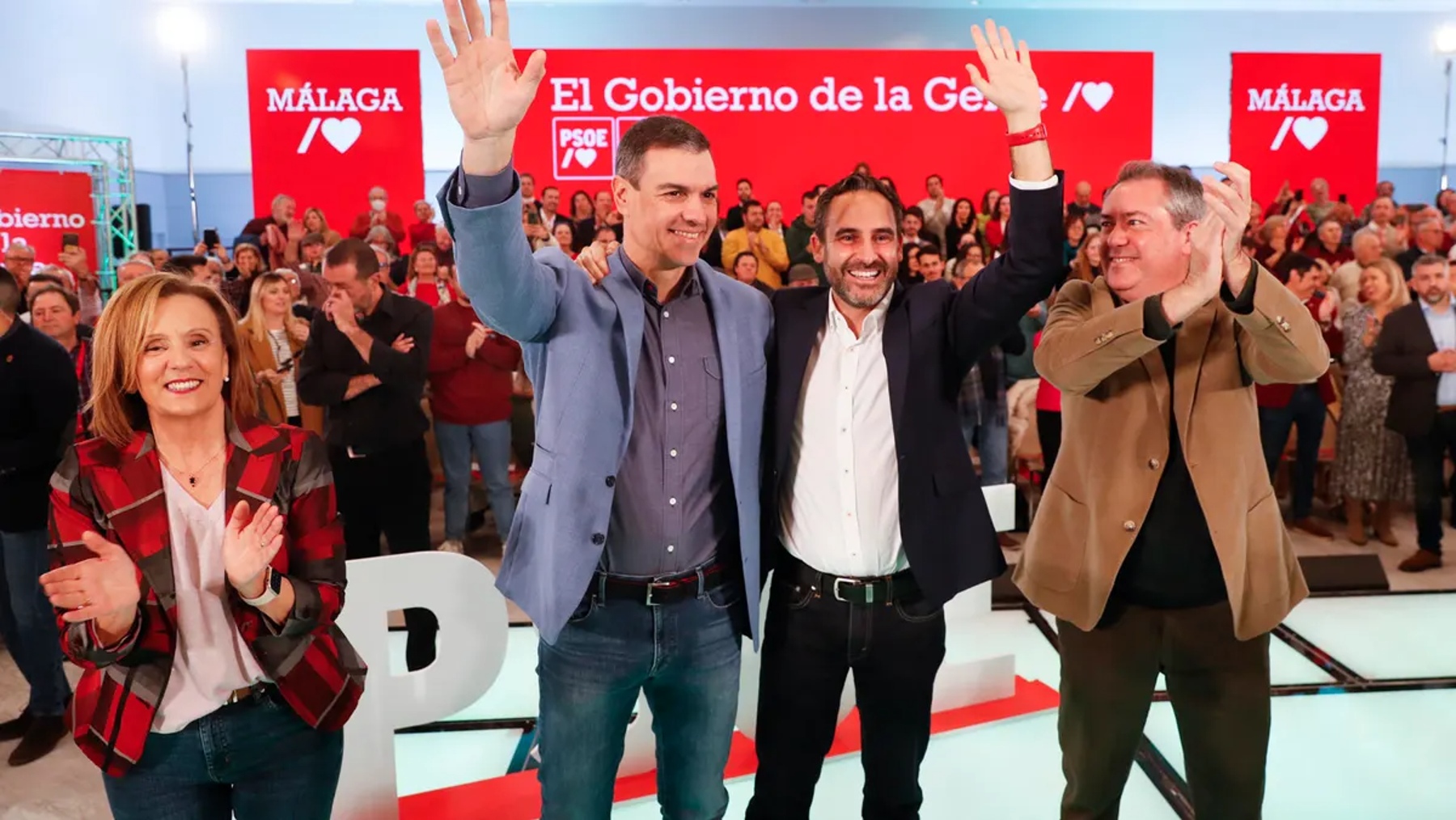 Pedro Sánchez y Juan Espadas escoltan a Daniel Pérez, secretario general del PSOE de Málaga. (Foto: Efe)