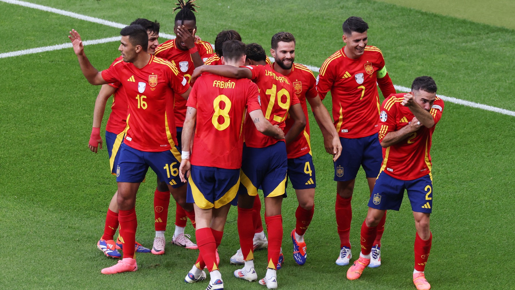 Los jugadores de España celebran el gol de Carvajal. (Getty)