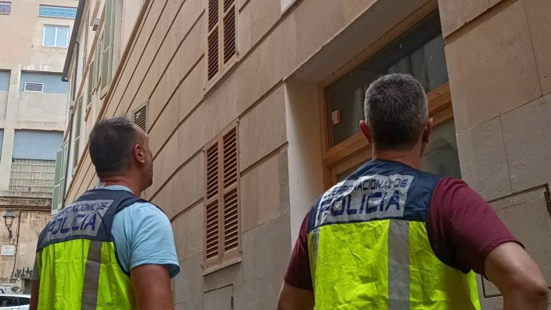 Los agentes en el edificio embargado a la banda en el centro de Palma. POLICÍA NACIONAL