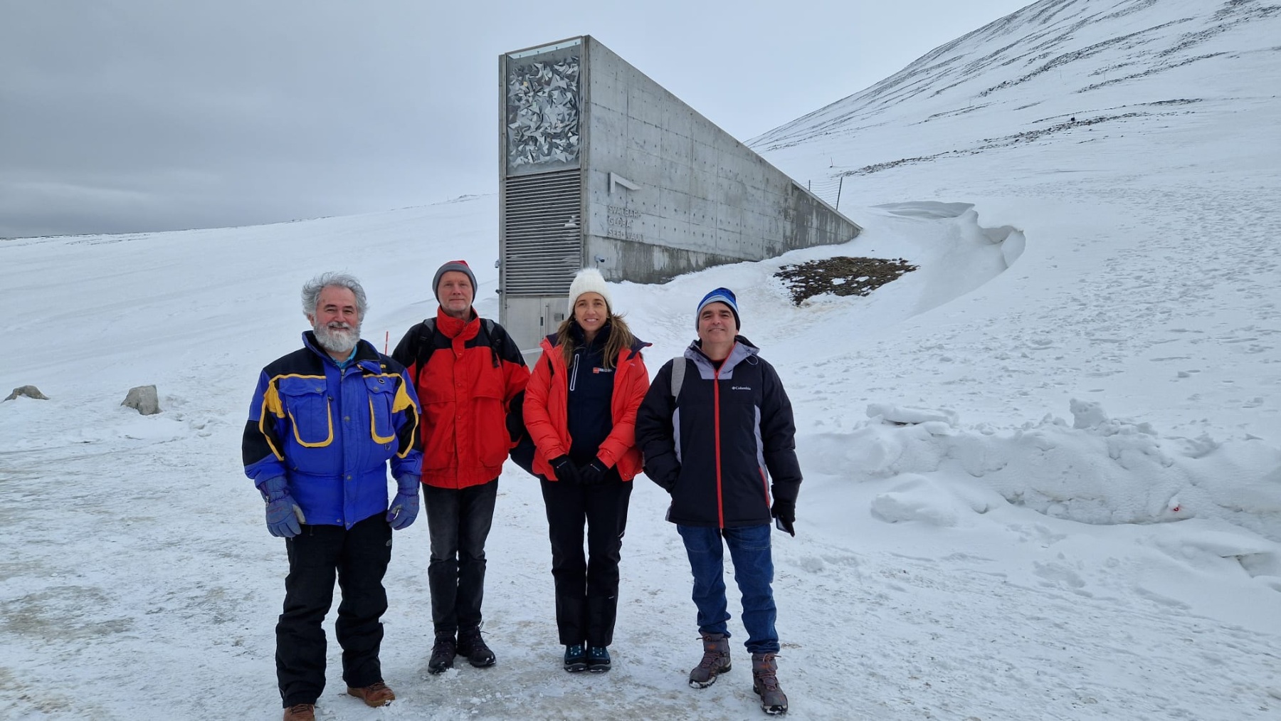La expedición española que llevó las semillas al Banco Mundial de Semillas de Svalbard. De izqda. a dcha.: José Pablo Zamorano (IMIDRA),  Guy Vancanneyt (INIA), Elena Delgado (IMIDRA) y Luis Guasch (director CRF-INIA)