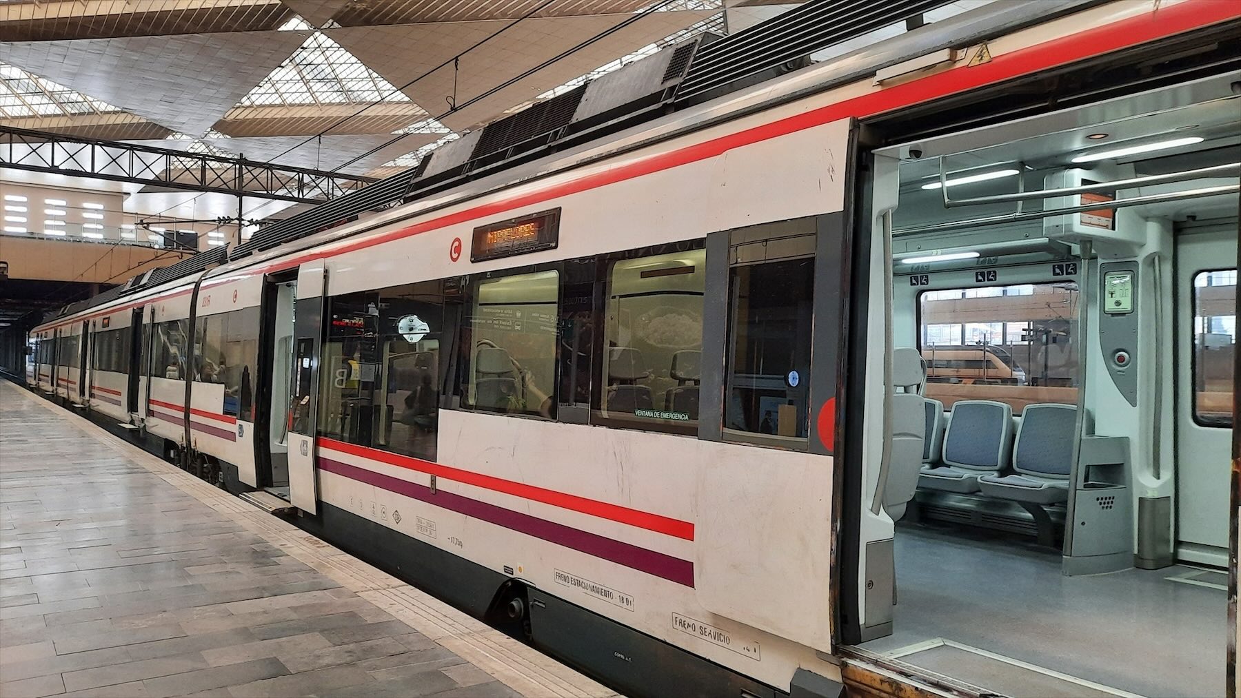 Tren regional en la estación de Zaragoza-Delicias.