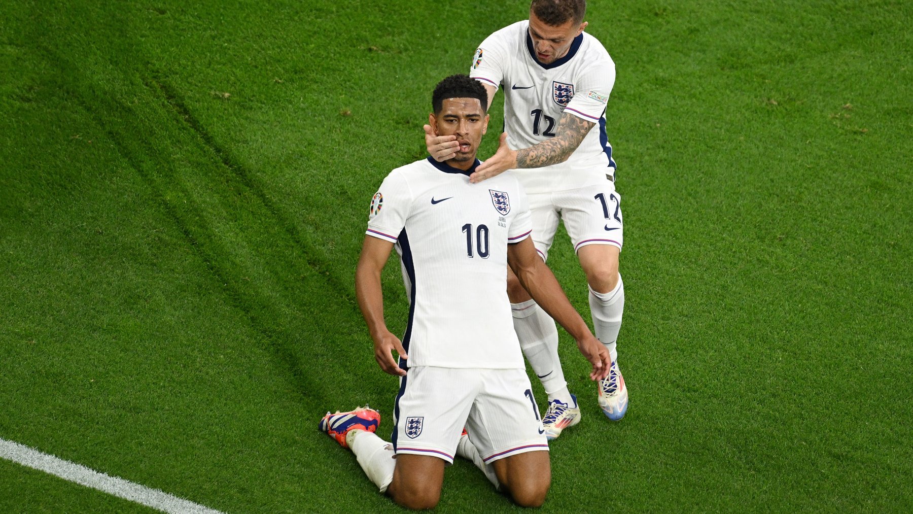 Bellingham celebra el gol ante Serbia con Trippier. (Getty)