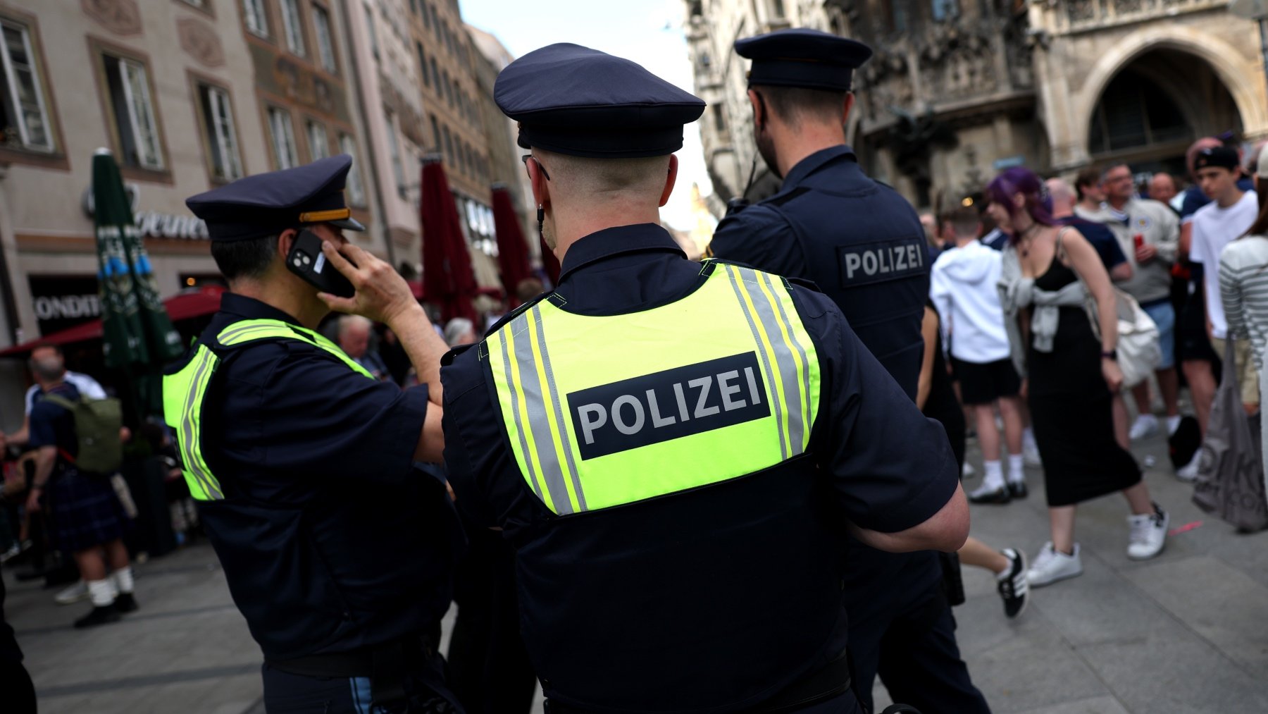 La policía alemana controla las calles durante la Eurocopa. (Getty)