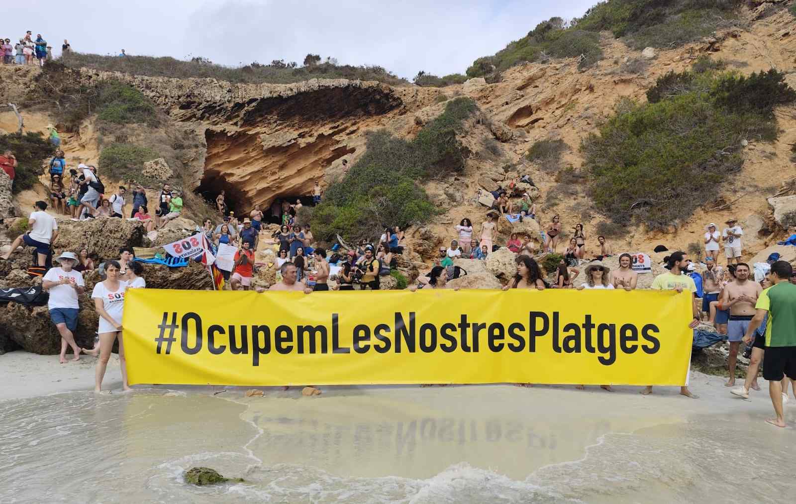 Protesta en Es Caló des Moro contra la masificación. (Mallorca Platja Tour)