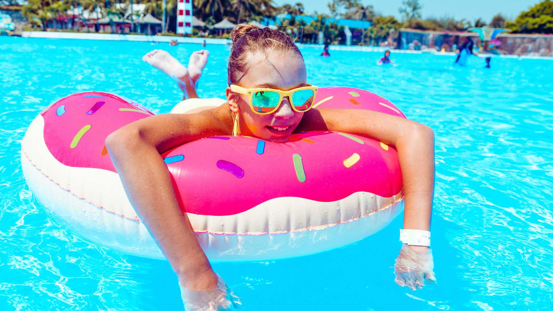 Niña en la piscina.