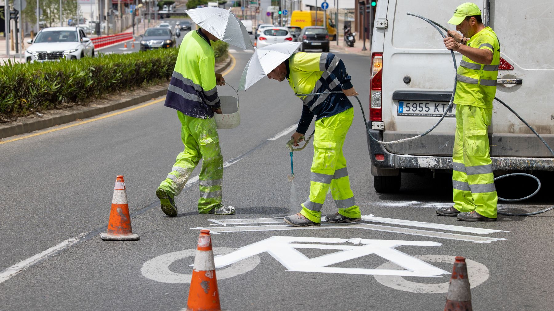 Tres trabajadores acondicionan una carretera. (EFE)