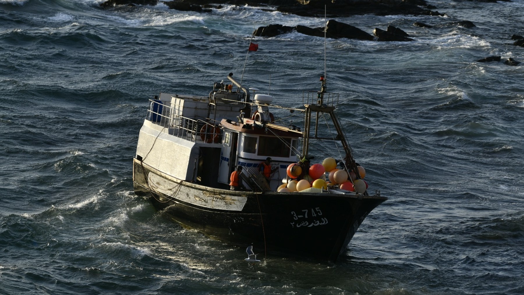 Barco pesquero marroquí frente a la costa de Ceuta. (Foto: EP)