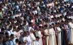 Cientos de musulmanes participan en el rezo colectivo en la explanada de Loma Margarita de Ceuta. (Foto: EP)