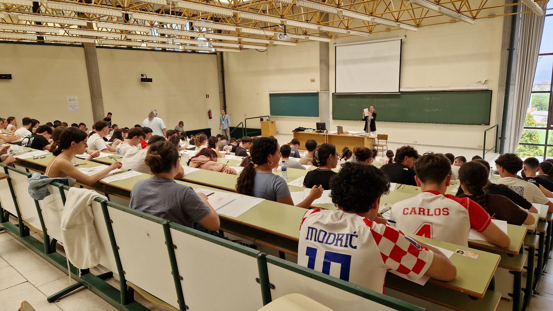 Estudiantes durante la prueba de la EBAU. (Foto: EP)