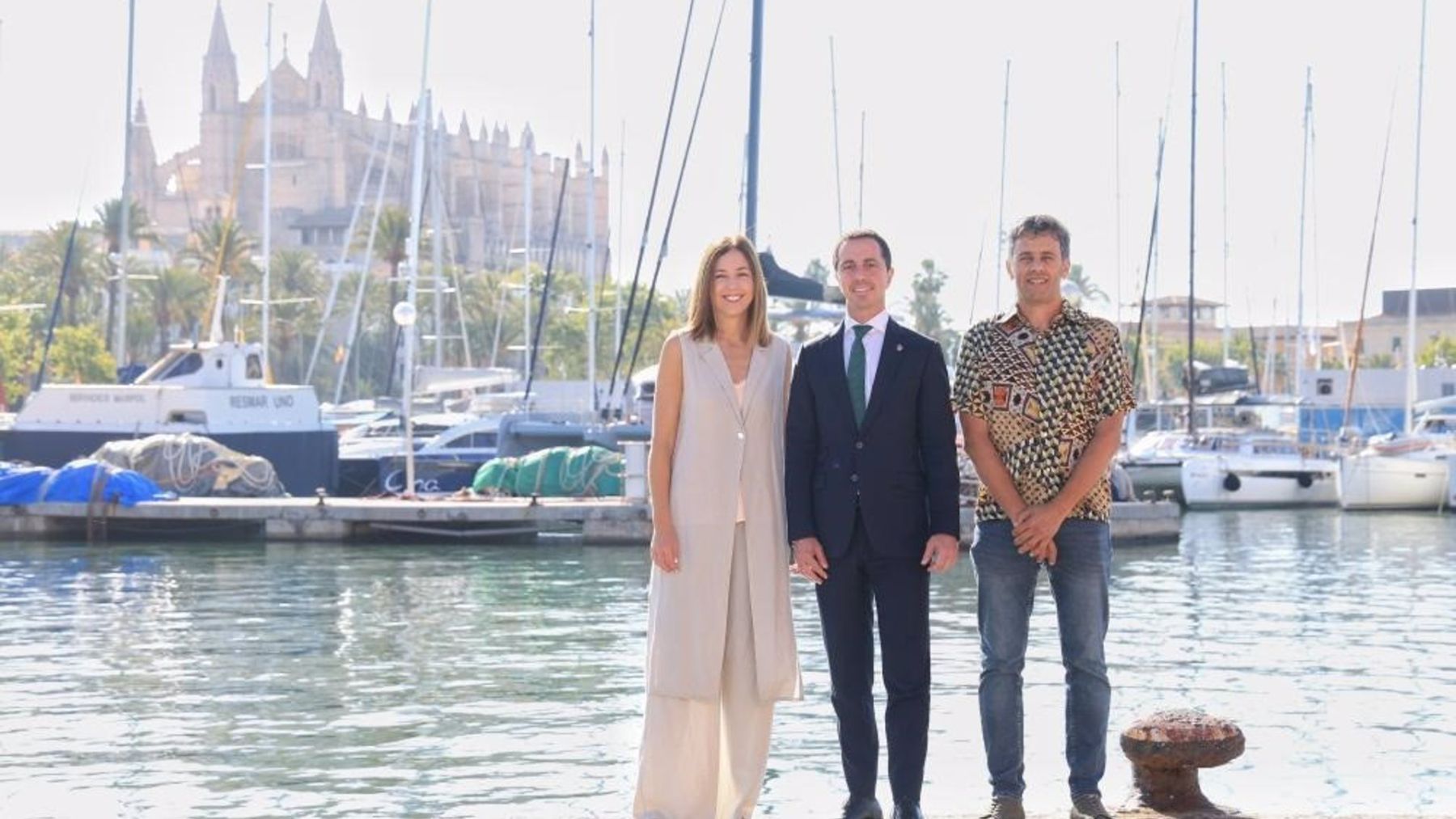 Antònia Roca, Llorenç Galmés  y el director del Museo Marítimo, Albert Forés.