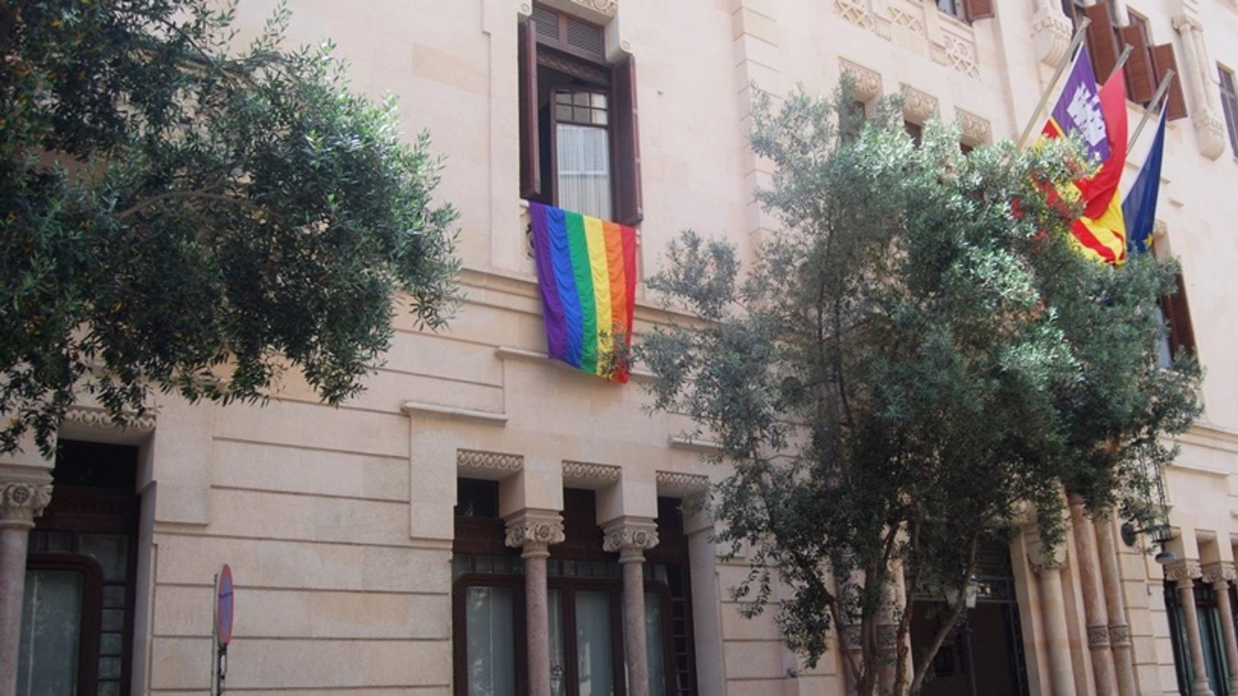 La bandera LGTBI desplegada en el Parlament balear.