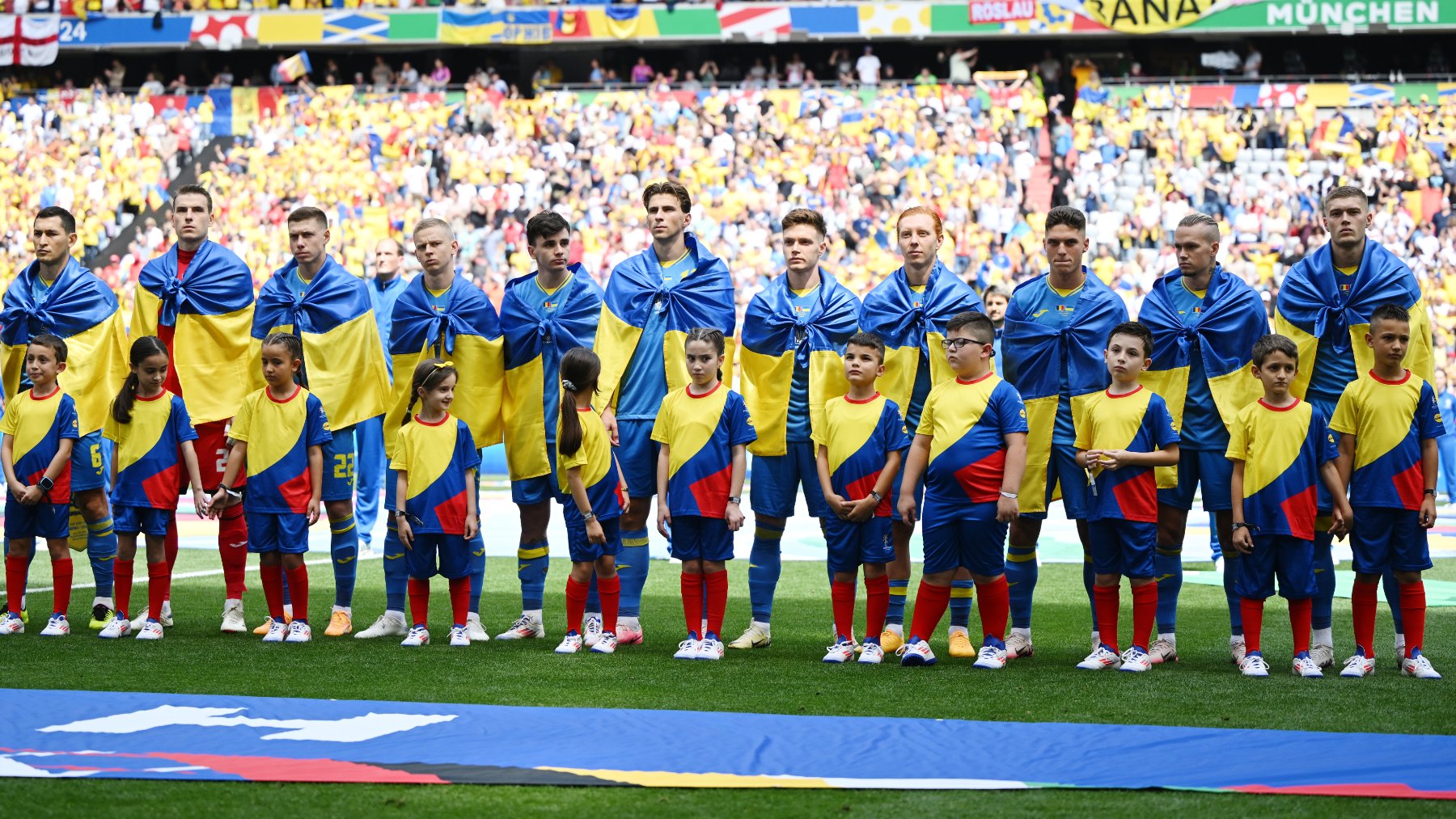 Los jugadores de Ucrania escuchan el himno de su país. (Getty)