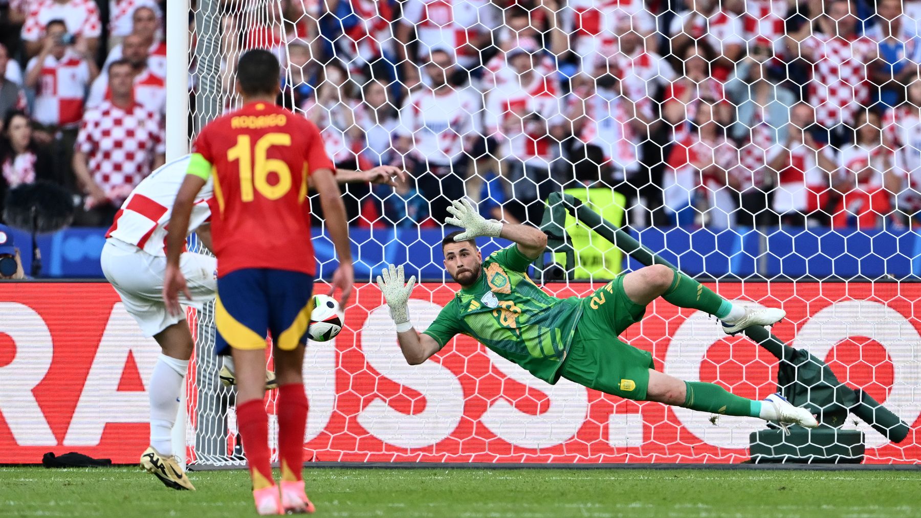 Unai Simón le detiene un penalti a Croacia. (Getty)