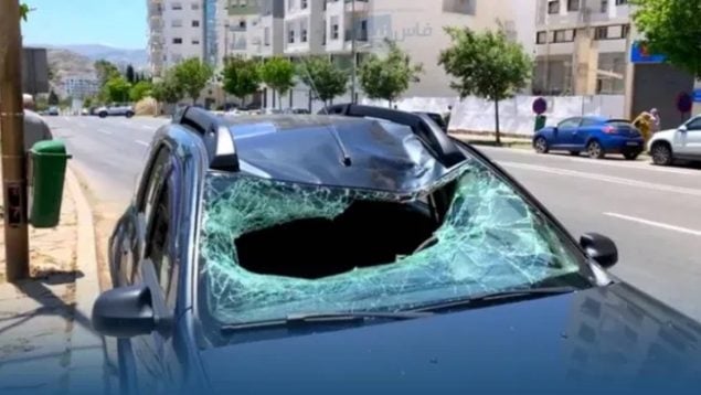 Un cordero cae sobre un coche desde un séptimo piso durante la Fiesta islámica del Sacrificio