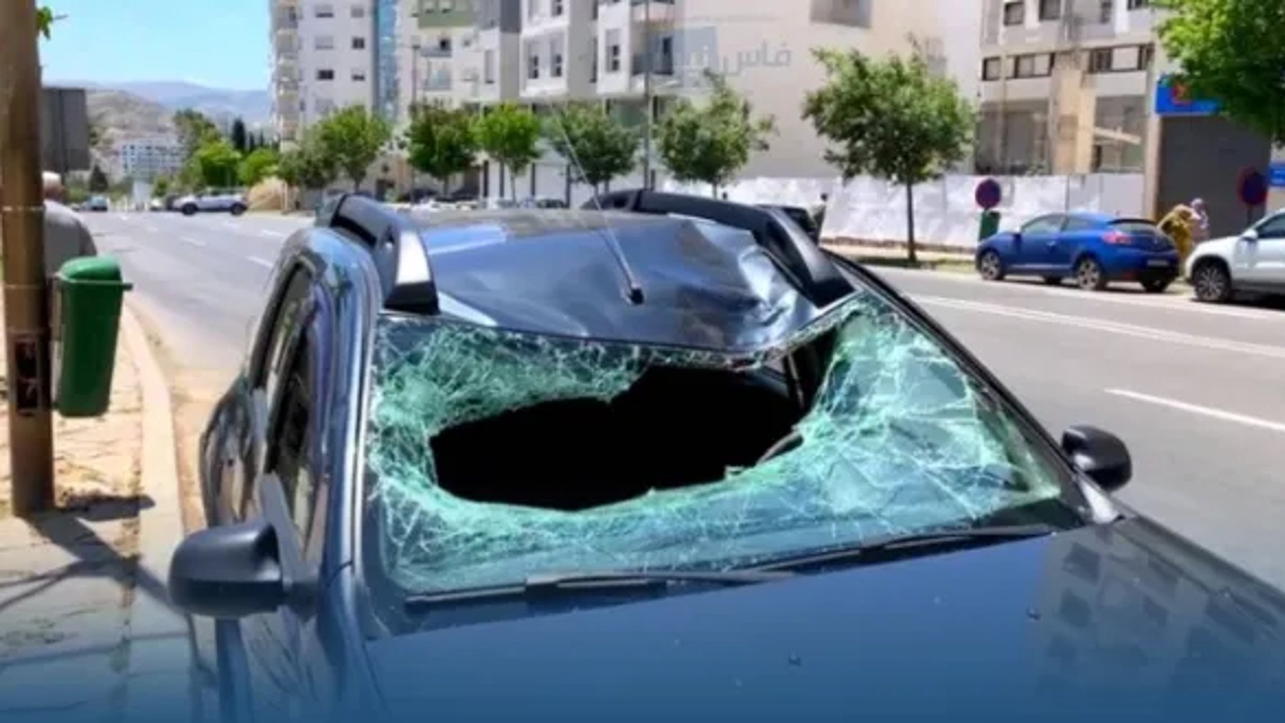 Estado del vehículo tras caer un cordero desde un séptimo piso. (Foto: fesnews.net)